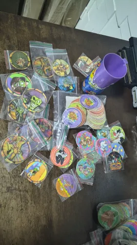 Lote de tazod e bonecos Pokémon guaraná antártica