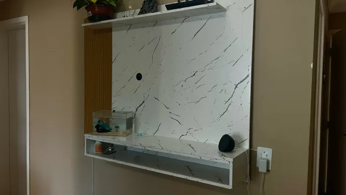 PAINEL DE TV PREMIUM - ACABAMENTO RIPADO E MARMORIZADO CALACATA