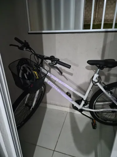Bike nova, com capacete e cadeado.