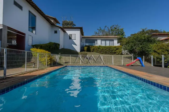 Casa à Venda no Condomínio Ipê da Serra | 350 m² - 4 quartos.