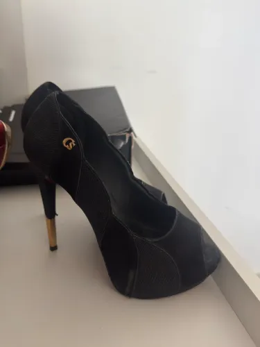 Salto preto Carmen Steffens