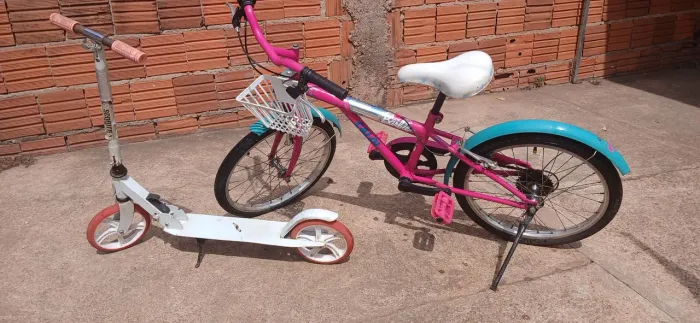 Bicicleta e patinete.