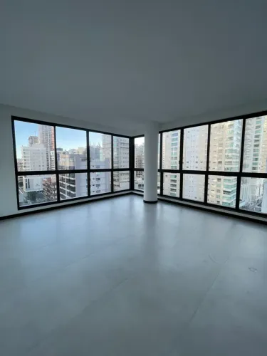 Apartamento para aluguel possui 200 metros quadrados com 4 quartos