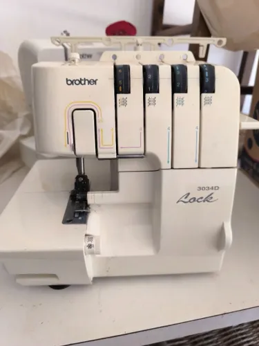 Maquina de costura overloque usada marca Brother