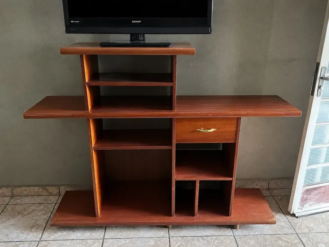 Rack de Mogno - Elegância e Qualidade 
