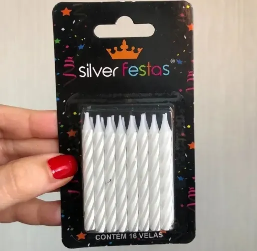 Kit 16 velas de aniversário 6cm X 0,5cm desenho espiral cor branca. 
