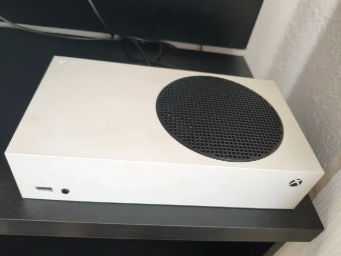 Vende - se Xbox Serie S semi novo com dois controle suporte para os controles e cabos.