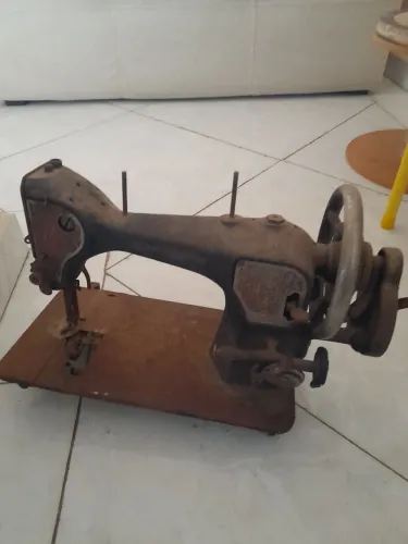 Vendo Máquina de costura antiga