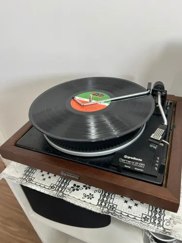 Toca discos Gradiente - Modelo Garrard S95