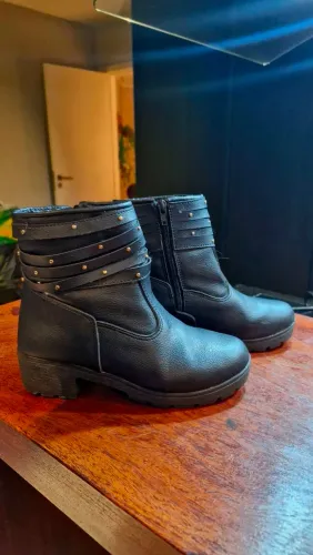 Botinha Boiadeirinha Num 34. Marca Gabrielinha. Estilo Coturno Fashion - Excelente Estado