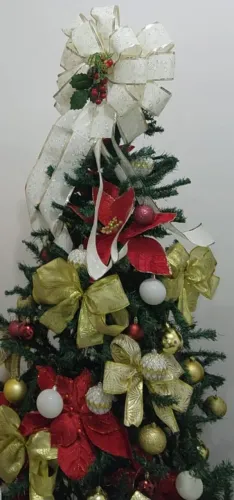 Árvore de natal e itens de enfeite