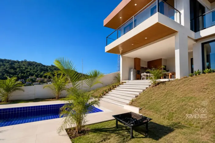 Casa em condomínio no bairro Nogueira!
