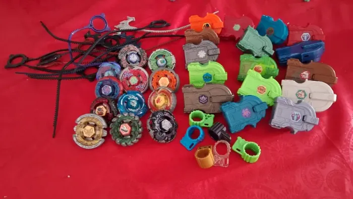 Lote Beyblade Burst + Lançadores + Ripcords + Peças (Grande coleção)
