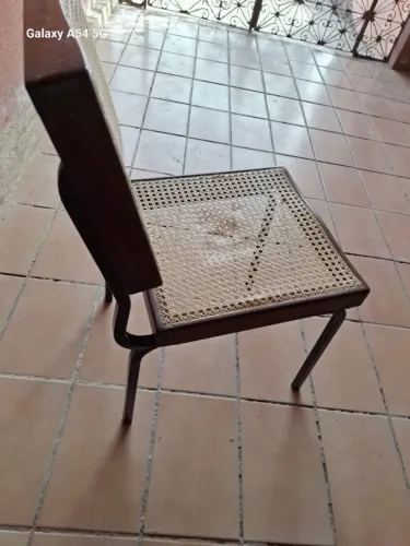 Vendo cadeira de palhinha usada
