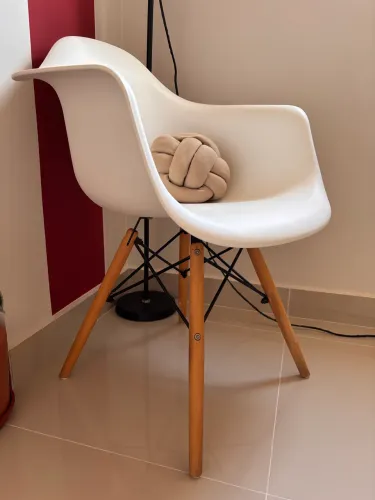 Cadeira Charles Eames com Braço Branca Polipropileno