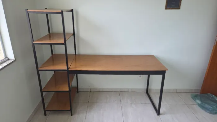Mesa de Escritório com Prateleiras