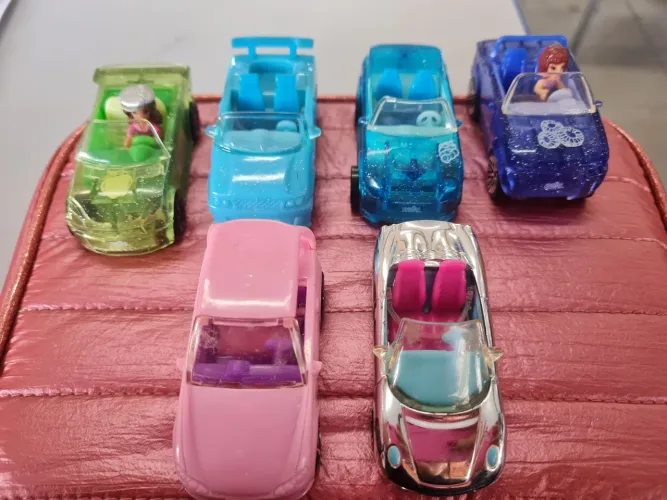 mini carrinhos com bonecas da coleção Polly Pocket lançados pela Mattel por volta de 2007,