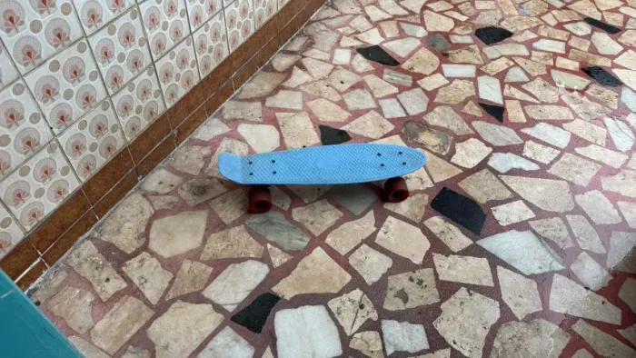 Skate Mini Cruiser Tipo Penny Board Azul com Rodas Vermelhas