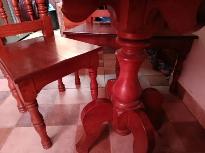 Mesa madeira torneado 4 cadeiras 