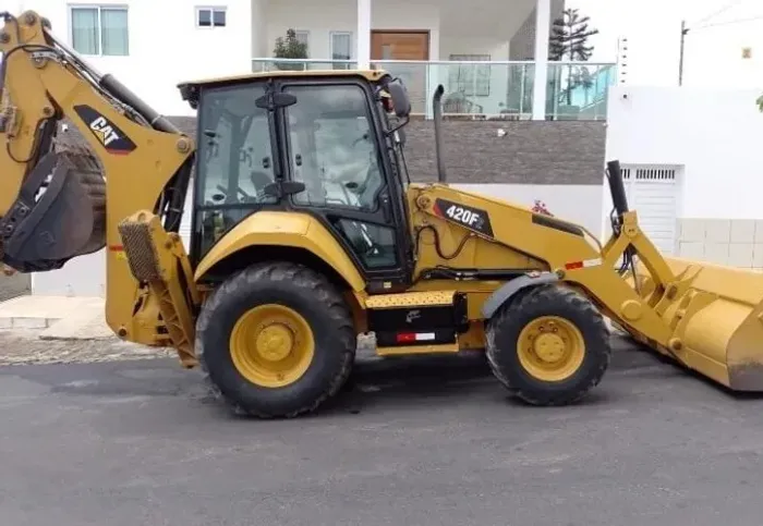 RETROESCAVADEIRA CAT 420F 2022