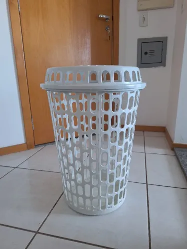 Cesto de roupa de plástico