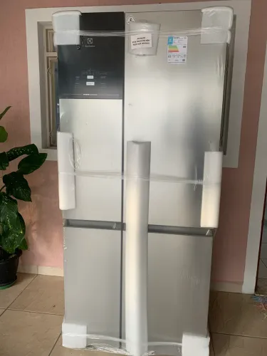 Geladeira Inox Electrolux 4 portas IQ8S Inverter Lacrada
