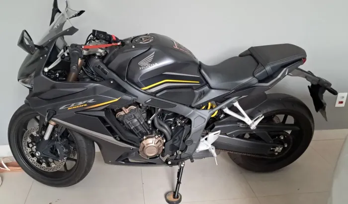 CBR 650R 2023 somente 4000km
