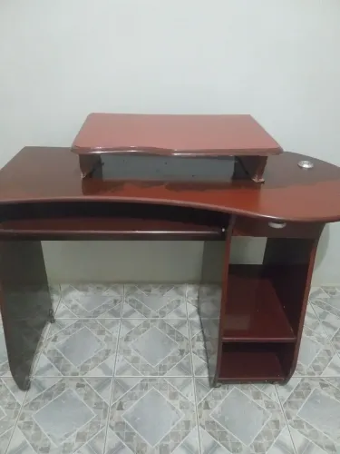 Mesa de computador usada em boas condições com suporte para impressora incluso