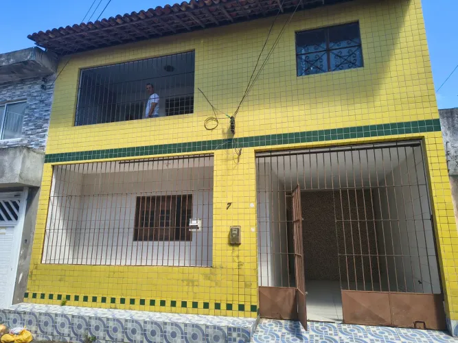 Alugo casa na Josefa de Melo, 3/4, duas vagas de garagem cobertas e varanda
