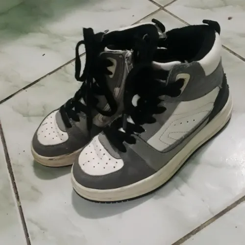 Vendo essa linda Bota estilo tenis para menino T: 30 com detalhes em preto e Branco ziper 