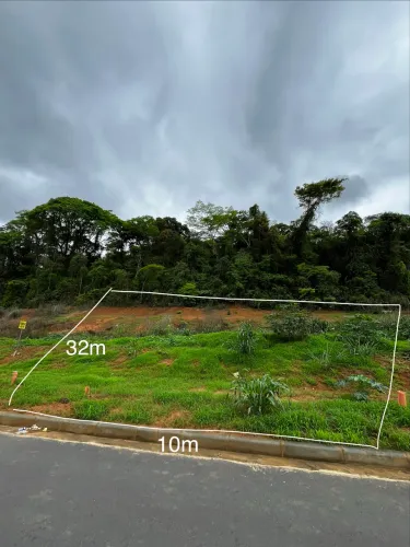 Lote 320m² plano, sem vizinho de frente e fundo, liberado para construir