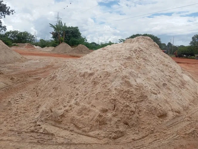 Areia, brita e aterros