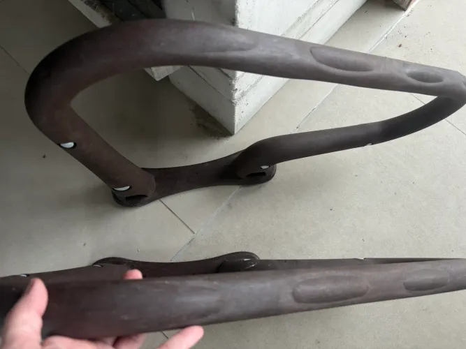 NOVOS !! Um par de corrimãos para piscina da marca iGUi, modelo Max, na cor marrom.