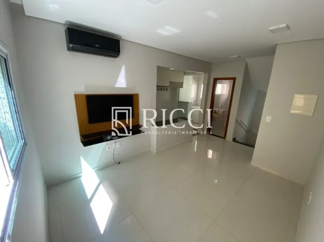 Imperdível casa em condomínio à venda no Gonzaga, Santos-SP: 2 quartos, 2 suítes, 2 salas,
