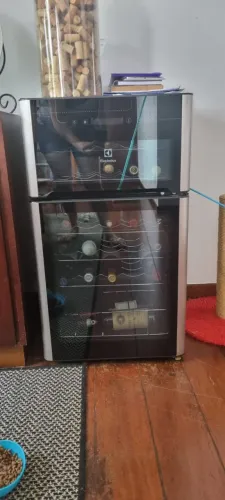 Adega de Vinho Climatizada Electrolux 29 Garrafas com Dual Zone e Painel Digital