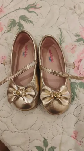 Sapato Molekinha dourado Tam 24 só usado um ma vez