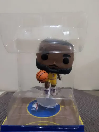 Boneco funko pop tenho 7 jogadores diferentes . Jordan LeBron ,Cury Nicola ,Harden ,etc