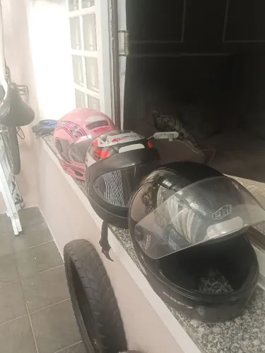 Capacetes em bom estado.