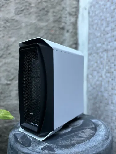 gabinete gamer Aerocool Aero One (na versão branca com painel frontal em malha/mesh)