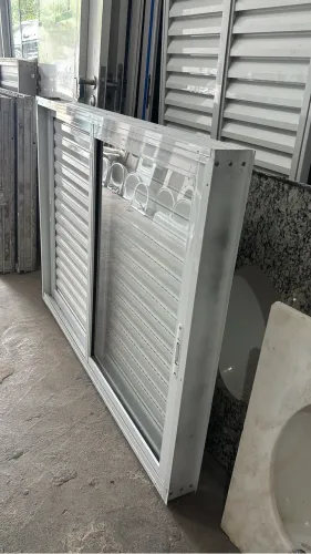 Janela veneziana alumínio branco 3 folhas linha 25