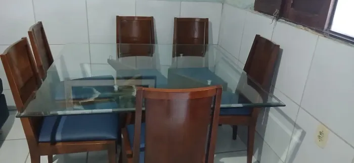 Vendo mesa com seis cadeiras de madeira e tapão de vidro retangular 