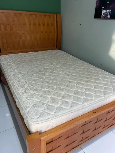 Cama de Casal em Madeira Maciça + Colchão