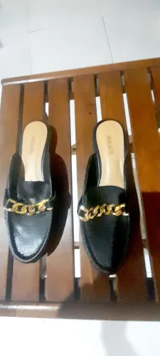 Mule preto bico fino n.35 enfeite em corrente dourada aAnacapri 