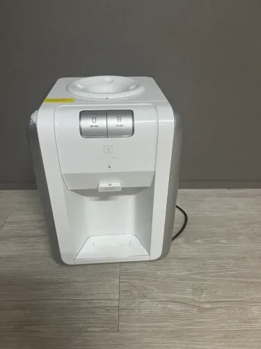 Bebedouro Electrolux para galão de água