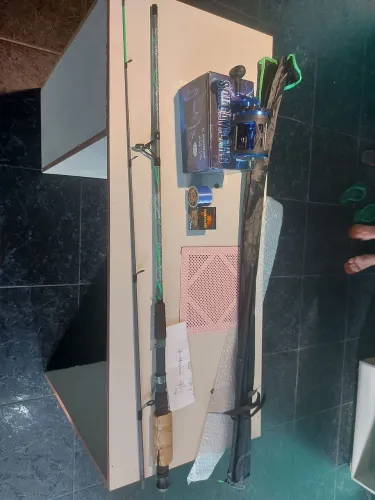 Vendo kit de pesca pesada carretilha lado esquerdo 