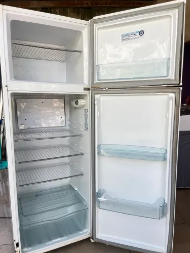 Vendo uma geladeira