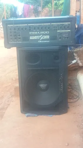 Vende-se um cabeçote prh 800 com a caixa 3 vias alto falante 550 RMS dispensa os curiosos