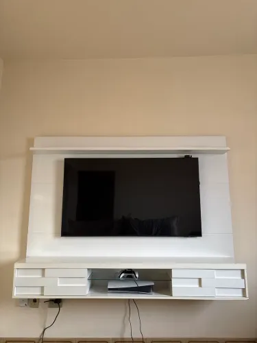 Painel para TV Branco Suspenso com Nicho e Prateleiras - Excelente Estado