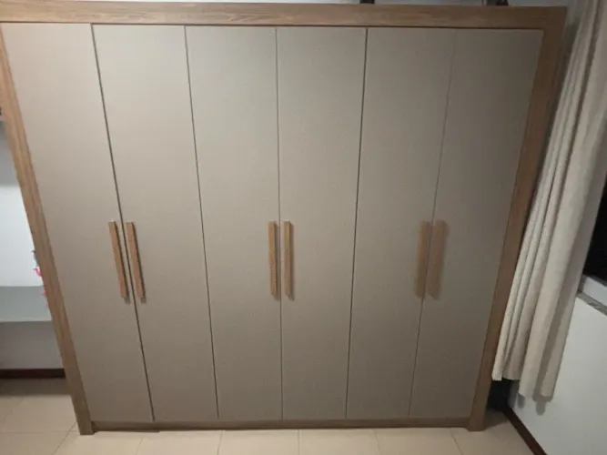 Guarda roupa 6 portas
