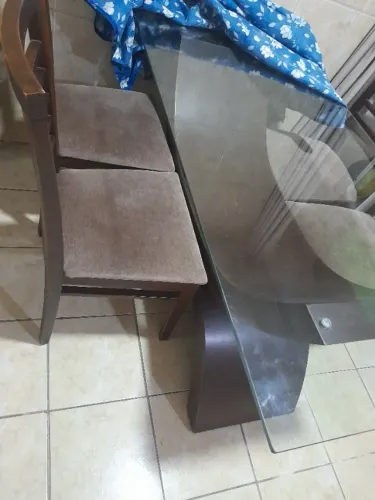 Mesa com 4 cadeiras, tampo de vidro em nome estado.